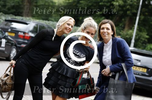 Amsterdam 12 augustus 2016
Nikkie Plessen gaat op de foto met twee dames in amsterdam . Selfie