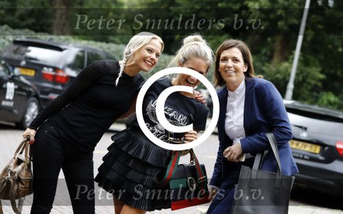 Amsterdam 12 augustus 2016
Nikkie Plessen gaat op de foto met twee dames in amsterdam . Selfie