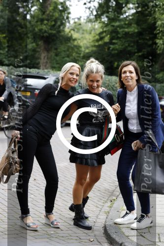 Amsterdam 12 augustus 2016
Nikkie Plessen gaat op de foto met twee dames in amsterdam . Selfie