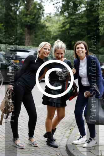 Amsterdam 12 augustus 2016
Nikkie Plessen gaat op de foto met twee dames in amsterdam . Selfie