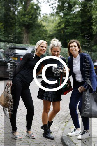 Amsterdam 12 augustus 2016
Nikkie Plessen gaat op de foto met twee dames in amsterdam . Selfie