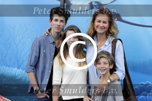 Amsterdam 22 juni 2016 
Premiere finding Dory in theater Amsterdam. paulien Huizinga met haar kinderen Paul Myrthe en Pieter