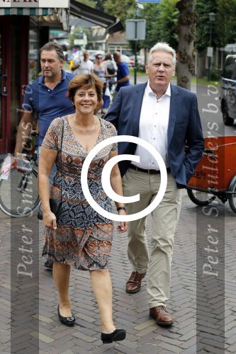 Blaricum 6 september 2016
Surprise party voor Willibrord Frequin zijn 75e verjaardag bij  Moeke Spijstra.
Zijn vriendin kinderen en kleinkinderen zijn natuurlijk aanwezig. Rita Verdonk met man