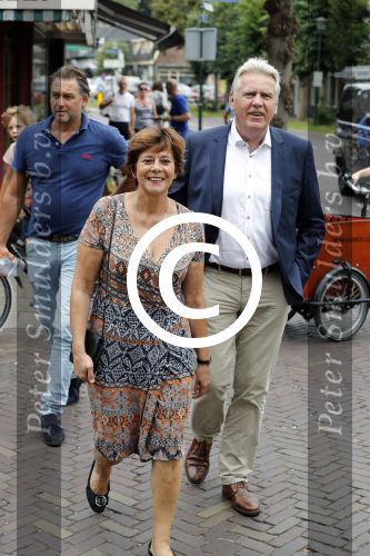 Blaricum 6 september 2016
Surprise party voor Willibrord Frequin zijn 75e verjaardag bij  Moeke Spijstra.
Zijn vriendin kinderen en kleinkinderen zijn natuurlijk aanwezig. Rita Verdonk met man