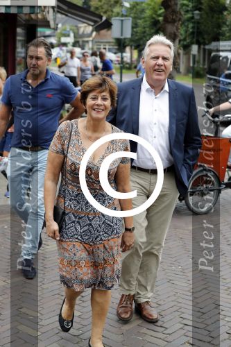 Blaricum 6 september 2016
Surprise party voor Willibrord Frequin zijn 75e verjaardag bij  Moeke Spijstra.
Zijn vriendin kinderen en kleinkinderen zijn natuurlijk aanwezig. Rita Verdonk met man