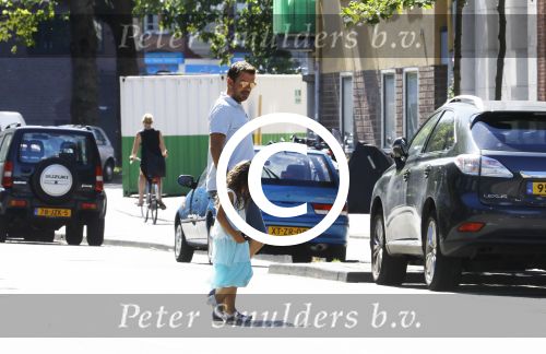 Amsterdam 23 augustus 2016 
Ruben Nicolai met zijn dochter op straat