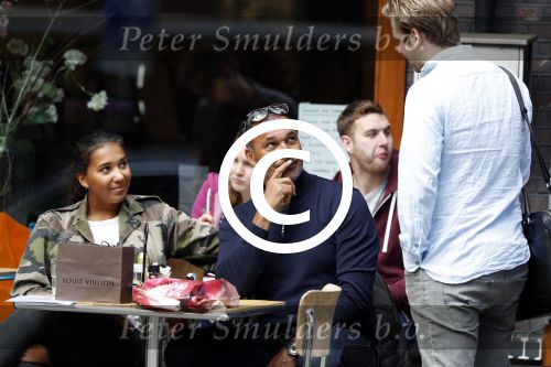 Amsterdam 10 augustus 2016
Ruud Gullit samen met zijn dochter Joelle op terras. Ruud bekijkt samen met haar zijn nieuwe boek.
