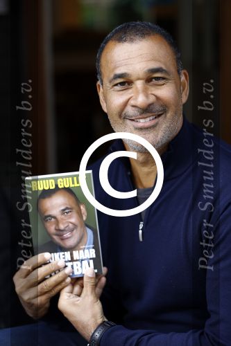 Amsterdam 10 augustus 2016
Ruud Gullit samen met zijn dochter Joelle op terras. Ruud bekijkt samen met haar zijn nieuwe boek.