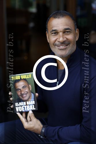 Amsterdam 10 augustus 2016
Ruud Gullit samen met zijn dochter Joelle op terras. Ruud bekijkt samen met haar zijn nieuwe boek.
