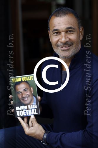 Amsterdam 10 augustus 2016
Ruud Gullit samen met zijn dochter Joelle op terras. Ruud bekijkt samen met haar zijn nieuwe boek.