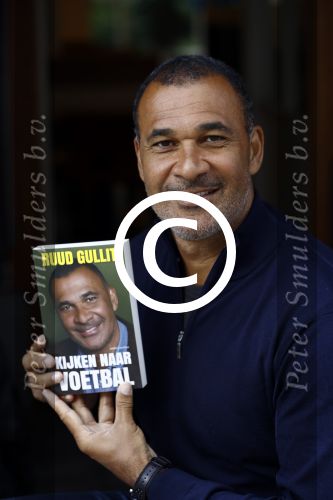Amsterdam 10 augustus 2016
Ruud Gullit samen met zijn dochter Joelle op terras. Ruud bekijkt samen met haar zijn nieuwe boek.