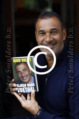 Amsterdam 10 augustus 2016
Ruud Gullit samen met zijn dochter Joelle op terras. Ruud bekijkt samen met haar zijn nieuwe boek.