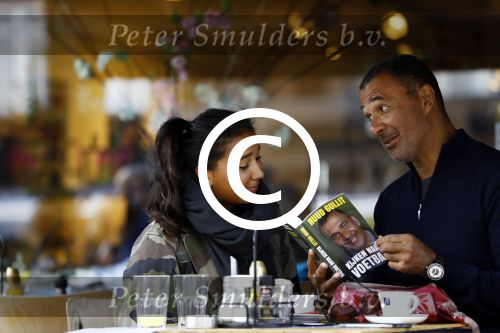 Amsterdam 10 augustus 2016
Ruud Gullit samen met zijn dochter Joelle op terras. Ruud bekijkt samen met haar zijn nieuwe boek.