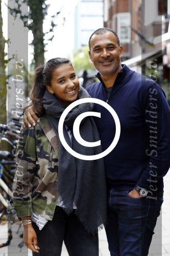Amsterdam 10 augustus 2016
Ruud Gullit samen met zijn dochter Joelle op terras. Ruud bekijkt samen met haar zijn nieuwe boek.
