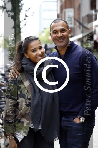 Amsterdam 10 augustus 2016
Ruud Gullit samen met zijn dochter Joelle op terras. Ruud bekijkt samen met haar zijn nieuwe boek.