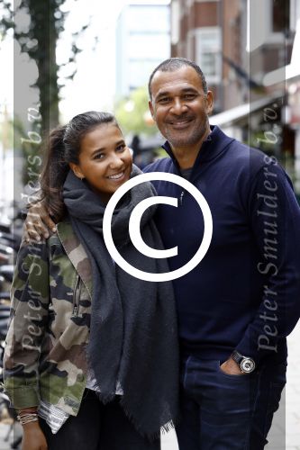 Amsterdam 10 augustus 2016
Ruud Gullit samen met zijn dochter Joelle op terras. Ruud bekijkt samen met haar zijn nieuwe boek.