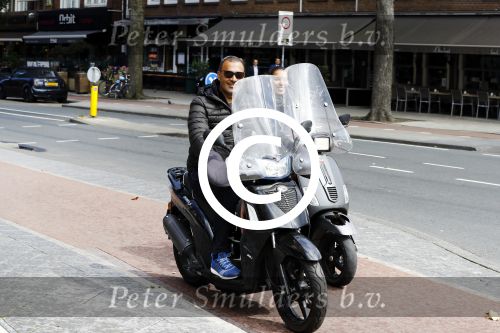 Amsterdam 10 augustus 2016
Ruud Gullit samen met zijn dochter Joelle op terras. Ruud bekijkt samen met haar zijn nieuwe boek.