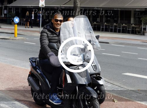 Amsterdam 10 augustus 2016
Ruud Gullit samen met zijn dochter Joelle op terras. Ruud bekijkt samen met haar zijn nieuwe boek.