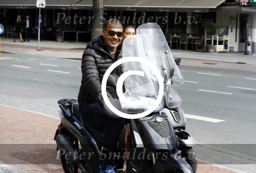 Amsterdam 10 augustus 2016
Ruud Gullit samen met zijn dochter Joelle op terras. Ruud bekijkt samen met haar zijn nieuwe boek.