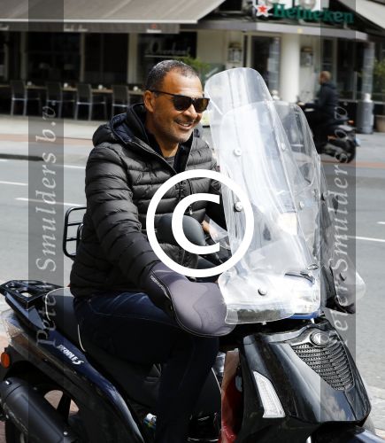 Amsterdam 10 augustus 2016
Ruud Gullit samen met zijn dochter Joelle op terras. Ruud bekijkt samen met haar zijn nieuwe boek.
