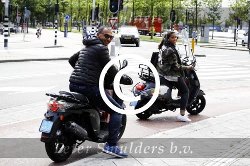 Amsterdam 10 augustus 2016
Ruud Gullit samen met zijn dochter Joelle op terras. Ruud bekijkt samen met haar zijn nieuwe boek.