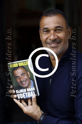 Amsterdam 10 augustus 2016
Ruud Gullit samen met zijn dochter Joelle op terras. Ruud bekijkt samen met haar zijn nieuwe boek.