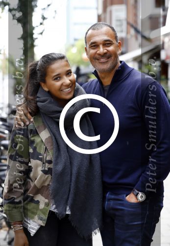 Amsterdam 10 augustus 2016
Ruud Gullit samen met zijn dochter Joelle op terras. Ruud bekijkt samen met haar zijn nieuwe boek.