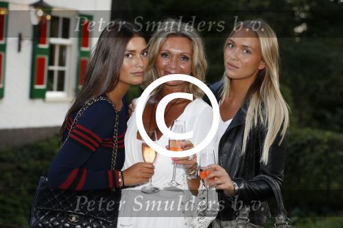 Soest 1 september 2016
Frank en Sandra Masmeijer vieren hun trouwdag met dochters Charlotte en Michelle en schoonzoon bij restaurant t Spiehuis.