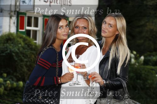 Soest 1 september 2016
Frank en Sandra Masmeijer vieren hun trouwdag met dochters Charlotte en Michelle en schoonzoon bij restaurant t Spiehuis.
