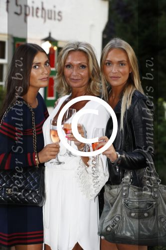 Soest 1 september 2016
Frank en Sandra Masmeijer vieren hun trouwdag met dochters Charlotte en Michelle en schoonzoon bij restaurant t Spiehuis.