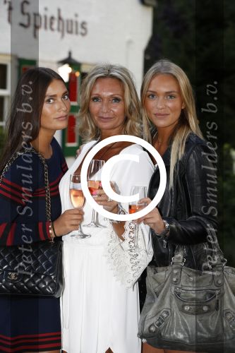 Soest 1 september 2016
Frank en Sandra Masmeijer vieren hun trouwdag met dochters Charlotte en Michelle en schoonzoon bij restaurant t Spiehuis.