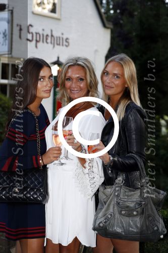 Soest 1 september 2016
Frank en Sandra Masmeijer vieren hun trouwdag met dochters Charlotte en Michelle en schoonzoon bij restaurant t Spiehuis.