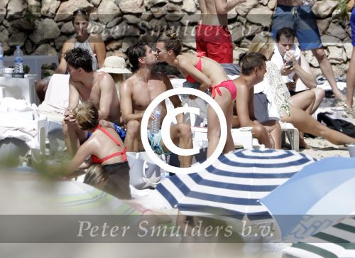 ibiza 27 juni 2016 
Stranddag van Nick en Kirsten Schilder de dag na hun trouwen bij el chirinquito.
Aanwezig oa Jan en Liza Smit Simon en Annemarie Keizer Jaap Kwakman met vriendin Aloys Buys met vriendin Jaap Reesema
