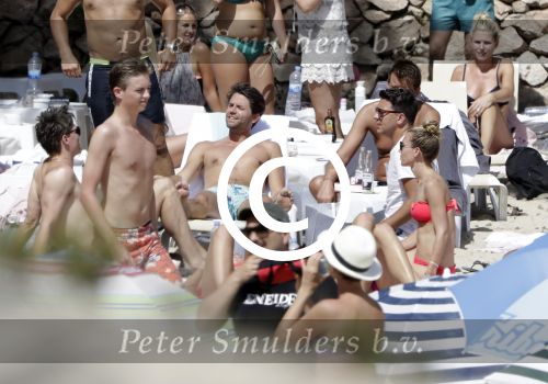 ibiza 27 juni 2016 
Stranddag van Nick en Kirsten Schilder de dag na hun trouwen bij el chirinquito.
Aanwezig oa Jan en Liza Smit Simon en Annemarie Keizer Jaap Kwakman met vriendin Aloys Buys met vriendin Jaap Reesema