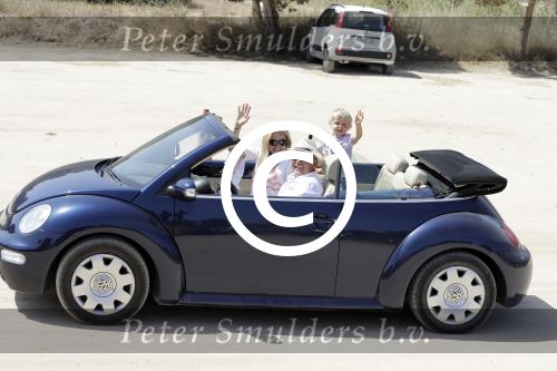 ibiza 27 juni 2016
Sonja Bakker met man Jan Reus en zoon Bram bij cala Bassa. Ze rijden in een VW kever cabrio.