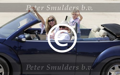 ibiza 27 juni 2016
Sonja Bakker met man Jan Reus en zoon Bram bij cala Bassa. Ze rijden in een VW kever cabrio.