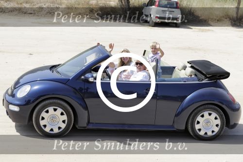 ibiza 27 juni 2016
Sonja Bakker met man Jan Reus en zoon Bram bij cala Bassa. Ze rijden in een VW kever cabrio.