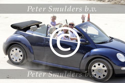 ibiza 27 juni 2016
Sonja Bakker met man Jan Reus en zoon Bram bij cala Bassa. Ze rijden in een VW kever cabrio.