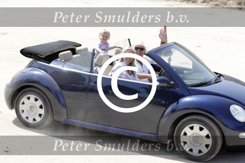 ibiza 27 juni 2016
Sonja Bakker met man Jan Reus en zoon Bram bij cala Bassa. Ze rijden in een VW kever cabrio.