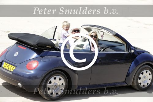 ibiza 27 juni 2016
Sonja Bakker met man Jan Reus en zoon Bram bij cala Bassa. Ze rijden in een VW kever cabrio.