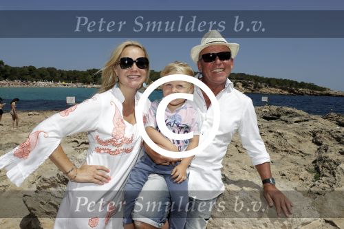 ibiza 27 juni 2016
Sonja Bakker met man Jan Reus en zoon Bram bij cala Bassa. Ze rijden in een VW kever cabrio.