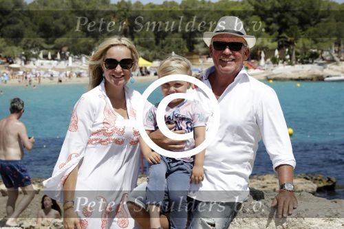 ibiza 27 juni 2016
Sonja Bakker met man Jan Reus en zoon Bram bij cala Bassa. Ze rijden in een VW kever cabrio.