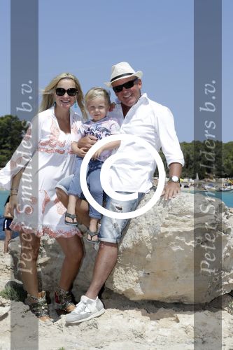 ibiza 27 juni 2016
Sonja Bakker met man Jan Reus en zoon Bram bij cala Bassa. Ze rijden in een VW kever cabrio.