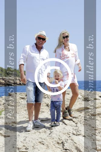 ibiza 27 juni 2016
Sonja Bakker met man Jan Reus en zoon Bram bij cala Bassa. Ze rijden in een VW kever cabrio.
