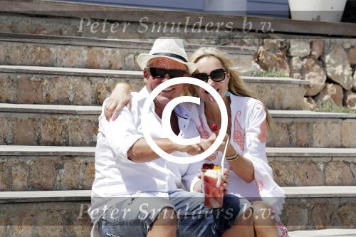 ibiza 27 juni 2016
Sonja Bakker met man Jan Reus en zoon Bram bij cala Bassa. Ze rijden in een VW kever cabrio.