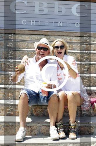ibiza 27 juni 2016
Sonja Bakker met man Jan Reus en zoon Bram bij cala Bassa. Ze rijden in een VW kever cabrio.
