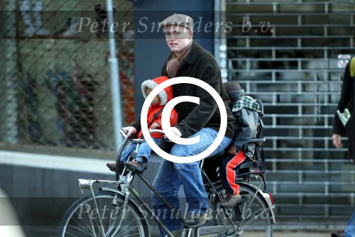 Amsterdam 26 februari 2004
Stefan Nugter met kinderen op de fiets in de sneeuw
Peter Smulders bv