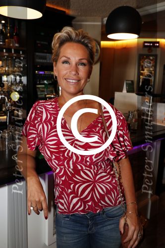 Volendam 31 augustus 2016
Presentatie 100NL in restaurant Lotje wine en dine van Jan Smit. Tanja Jess en Charly Luske