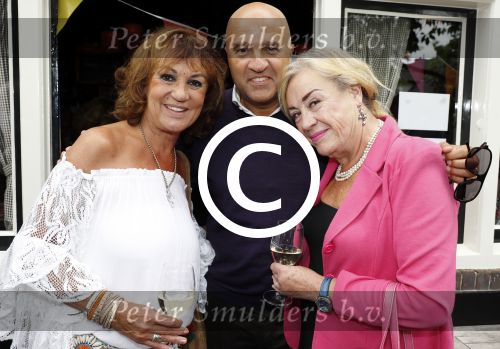 Blaricum 6 september 2016
Surprise party voor Willibrord Frequin zijn 75e verjaardag bij  Moeke Spijstra.
Zijn vriendin kinderen en kleinkinderen zijn natuurlijk aanwezig. Jose Hoebee en Viola Holt en John v d Heuvel