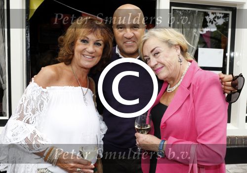 Blaricum 6 september 2016
Surprise party voor Willibrord Frequin zijn 75e verjaardag bij  Moeke Spijstra.
Zijn vriendin kinderen en kleinkinderen zijn natuurlijk aanwezig. Jose Hoebee en Viola Holt en John v d Heuvel